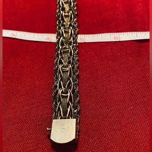 🥳 12GF Intricate woven bracelet with large safety catch.